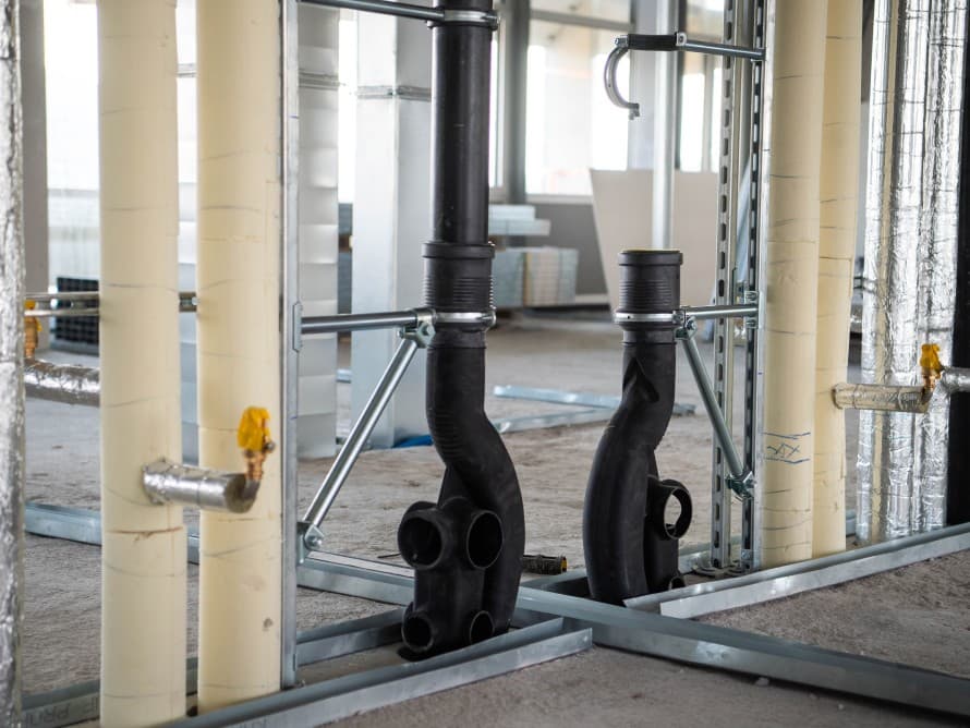 De afvoerleiding met Geberit Silent-db20 SuperTube in het gerenoveerde woongebouw OMU 93 De afvoerleiding met Geberit Silent-db20 SuperTube in het gerenoveerde woongebouw OMU 93