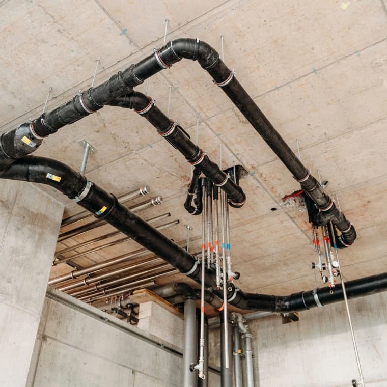 DS 90 woontoren: verzamelbuizen in de entreehal DS 90 woontoren: verzamelbuizen in de entreehal