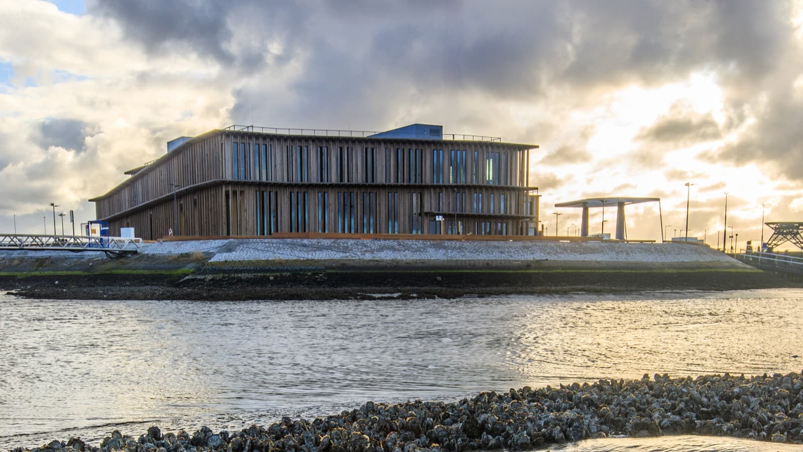 Het in 2025 geopende Werelderfgoedcentrum Waddenzee (© Tjeerd Visser/WEC) Het in 2025 geopende Werelderfgoedcentrum Waddenzee (© Tjeerd Visser/WEC)