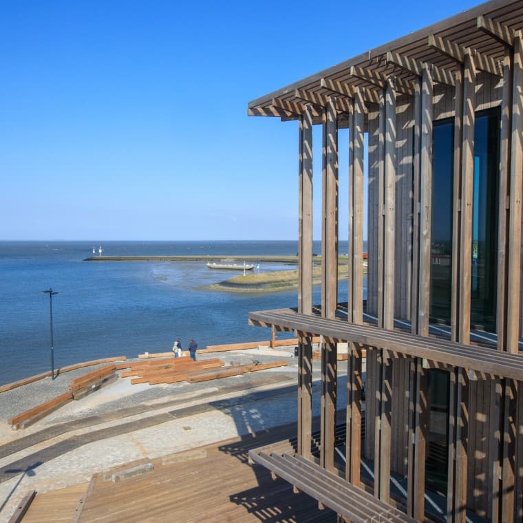 De Deense sterarchitecte Dorte Mandrup heeft het nieuwe gebouw ontworpen voor de ruwe klimatologische omstandigheden (© Tjeerd Visser) De Deense sterarchitecte Dorte Mandrup heeft het nieuwe gebouw ontworpen voor de ruwe klimatologische omstandigheden (© Tjeerd Visser)