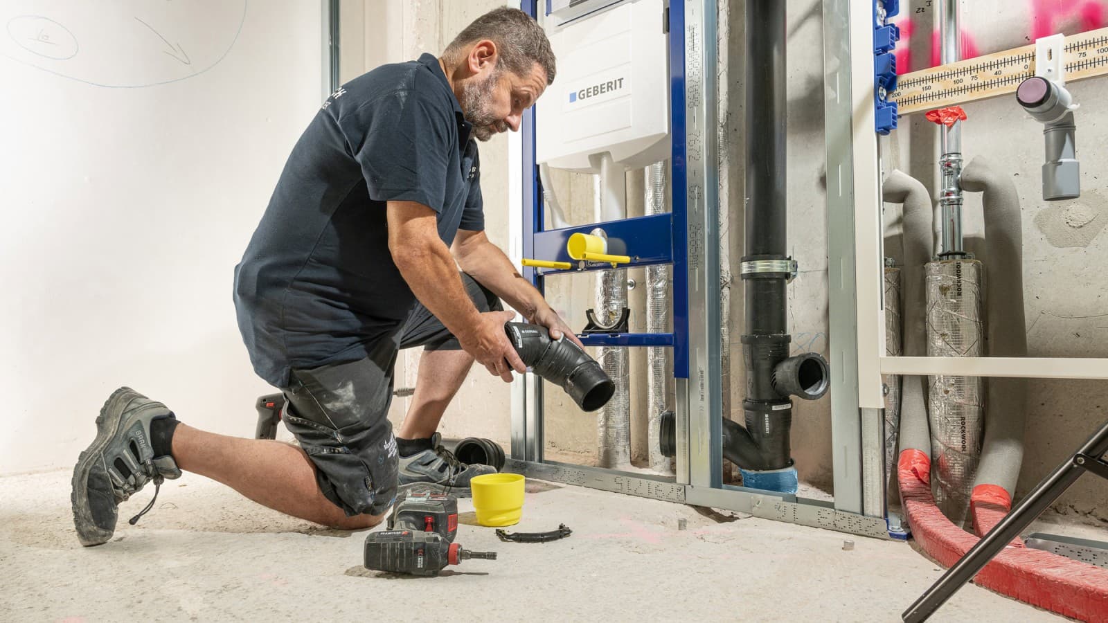 Met Geberit SuperTube kunnen sanitaire toestellen op de begane grond van hogere woongebouwen rechtstreeks op de standleiding worden aangesloten, zonder omloopleiding. Met Geberit SuperTube kunnen sanitaire toestellen op de begane grond van hogere woongebouwen rechtstreeks op de standleiding worden aangesloten, zonder omloopleiding.