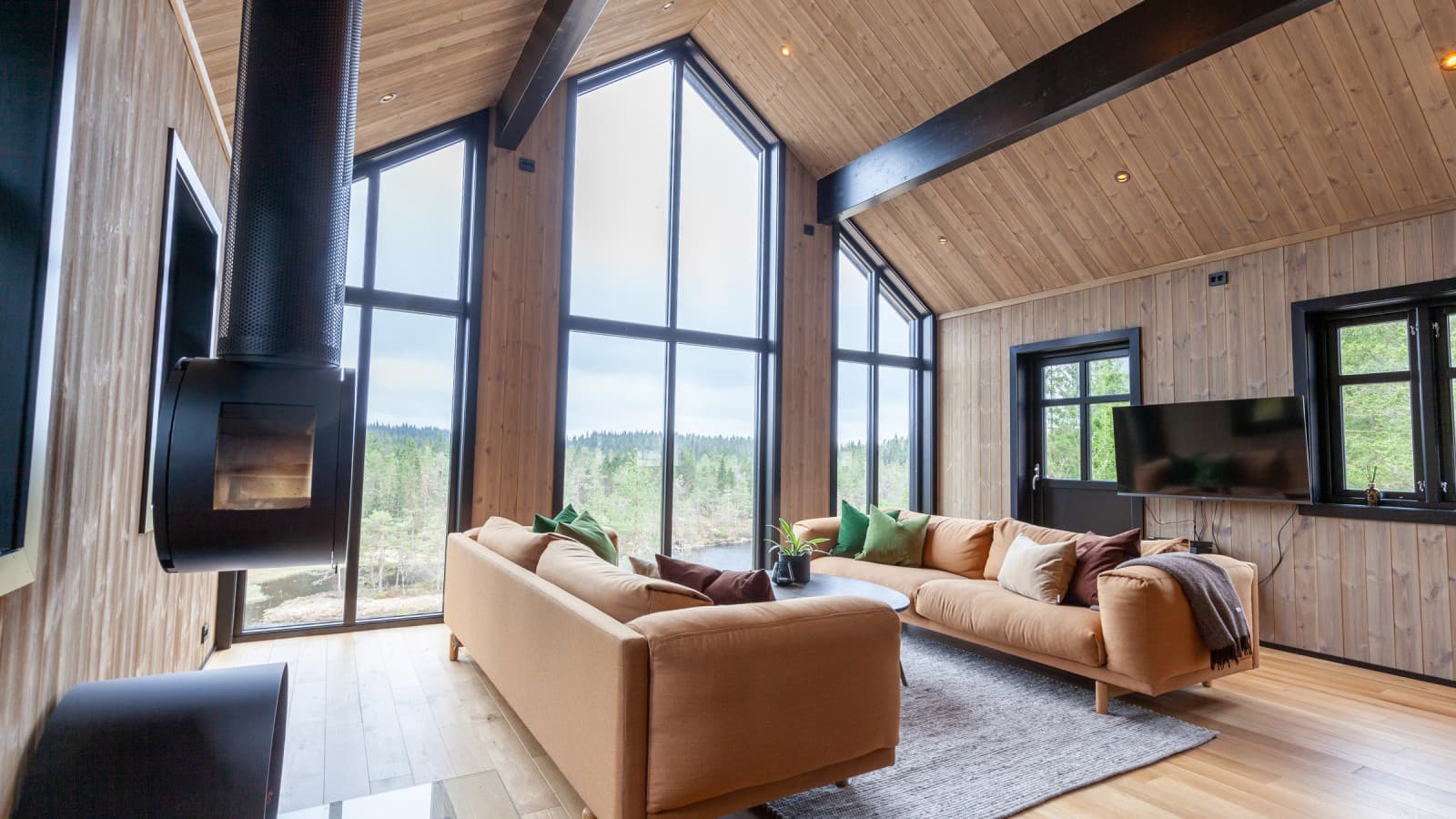 Dankzij het vele hout en de grote raampartijen is het interieur van het sprookjeskasteel warm en licht (© Geberit) Dankzij het vele hout en de grote raampartijen is het interieur van het sprookjeskasteel warm en licht (© Geberit)