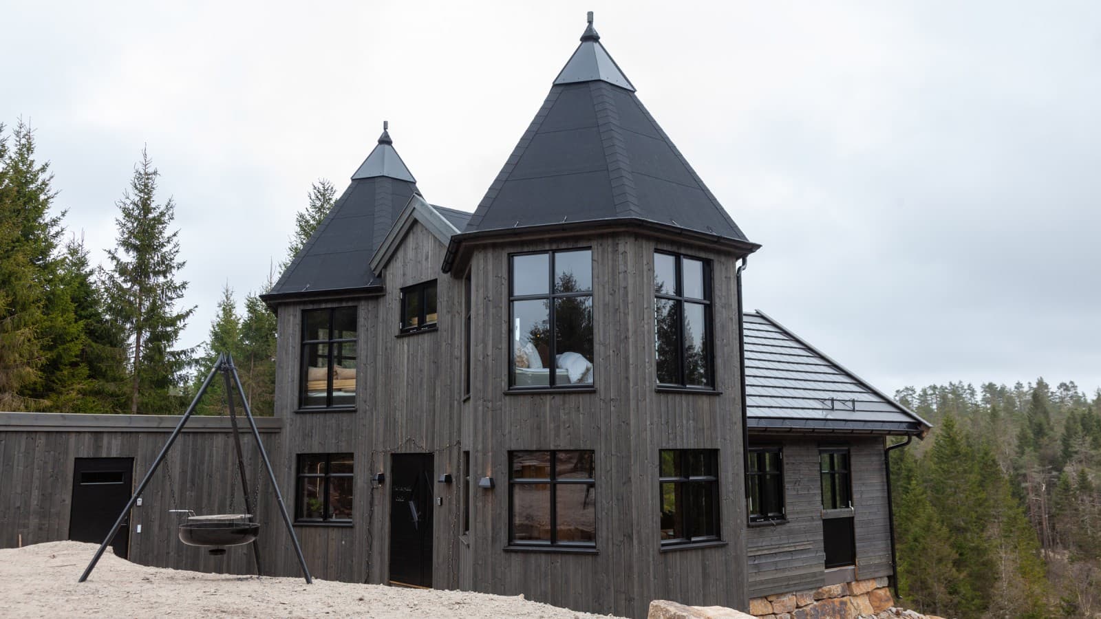 Een klein sprookjeskasteel, volledig uit hout, gebouwd in de bossen van Zuid‑Noorwegen en te huur voor vakantie (© Geberit) Een klein sprookjeskasteel, volledig uit hout, gebouwd in de bossen van Zuid‑Noorwegen en te huur voor vakantie (© Geberit)