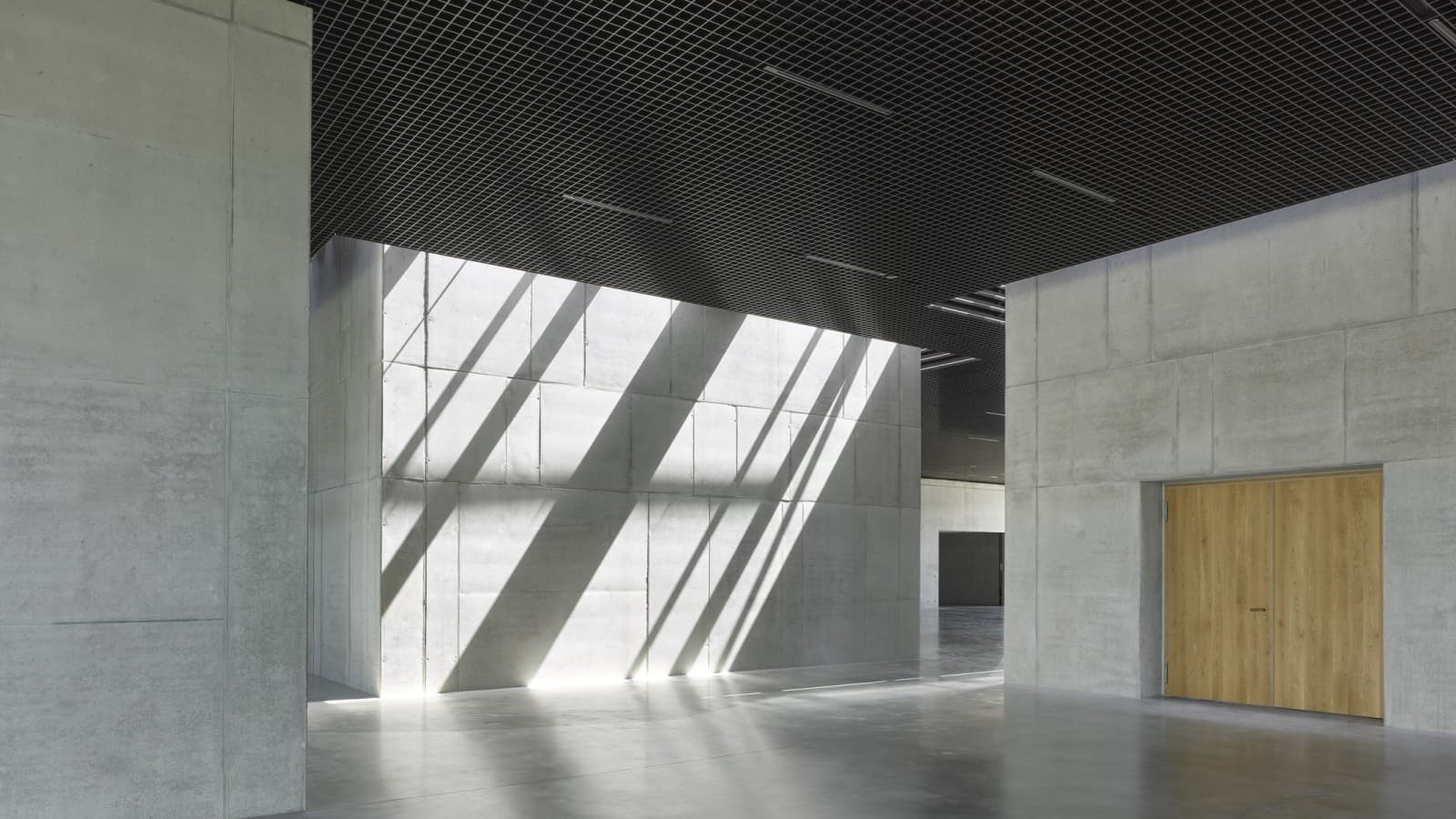 Het samenspel van licht en transparantie, materialen en details zorgt voor een rustige en geconcentreerde sfeer (© Roland Halbe) Het samenspel van licht en transparantie, materialen en details zorgt voor een rustige en geconcentreerde sfeer (© Roland Halbe)