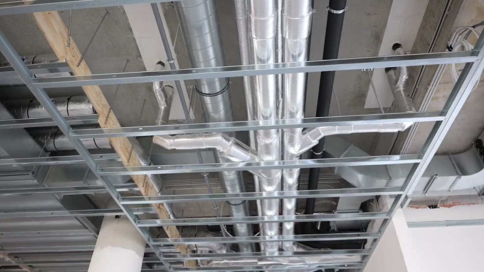 Standleidingen uitgevoerd met Geberit SuperTube technologie en Geberit Silent-Pro, aangevuld met Geberit PE voor de hemelwaterafvoer. Standleidingen uitgevoerd met Geberit SuperTube technologie en Geberit Silent-Pro, aangevuld met Geberit PE voor de hemelwaterafvoer.