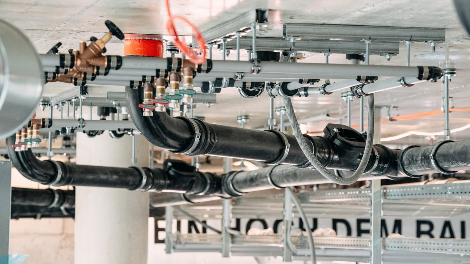Dankzij de Silent-Pro SuperTube-technologie kan de afvoerleiding over een lengte van zes meter zonder helling worden aangelegd (© Tobias Singer) Dankzij de Silent-Pro SuperTube-technologie kan de afvoerleiding over een lengte van zes meter zonder helling worden aangelegd (© Tobias Singer)