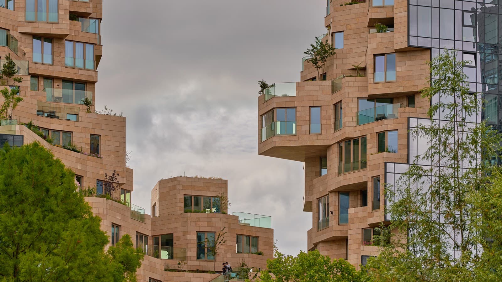 Nu nog kaal, straks is de gevel groen: hier groeien 155 plantensoorten (© Marcel Steinbach) Nu nog kaal, straks is de gevel groen: hier groeien 155 plantensoorten (© Marcel Steinbach)