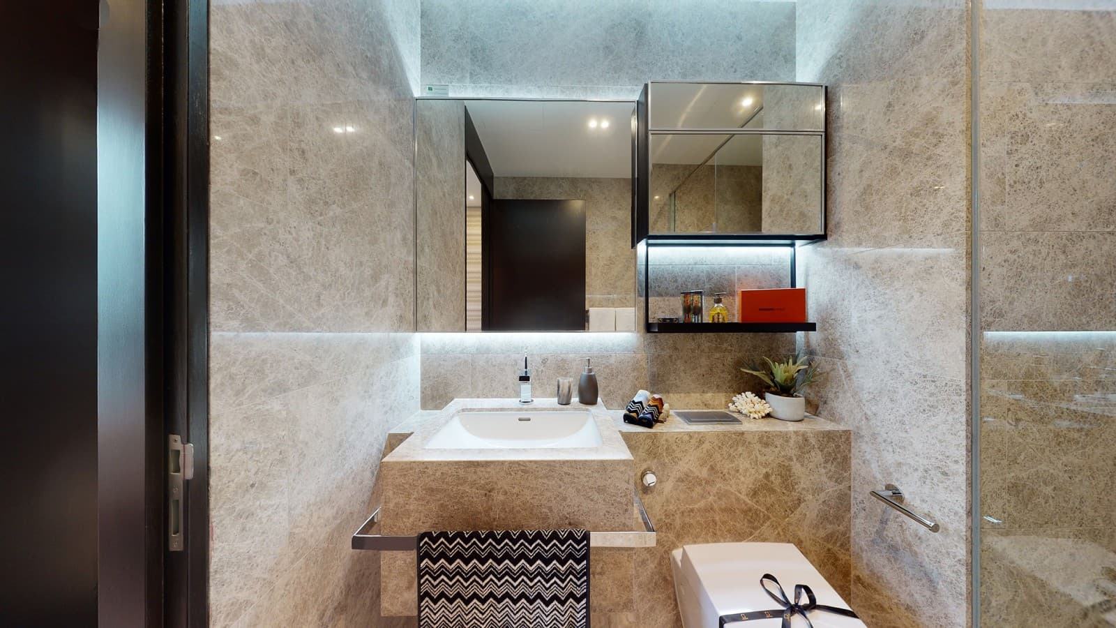 De douchewc Geberit AquaClean Sela bieden extra luxe in de hoofdbadkamers (© Guocoland Limited) De douchewc Geberit AquaClean Sela bieden extra luxe in de hoofdbadkamers (© Guocoland Limited)