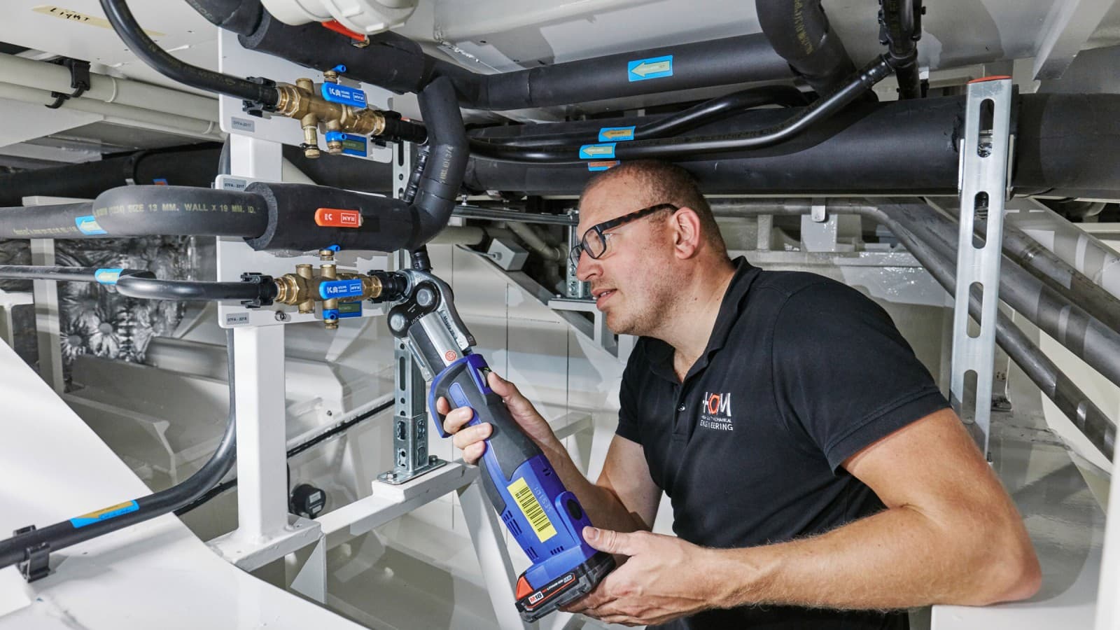 Dankzij de koudperstechniek kunnen buizen veilig worden verbonden zonder open vuur en zonder brandgevaar