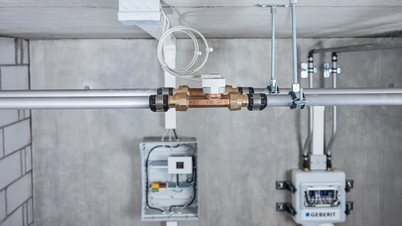 De Geberit-sensoren voor GEBUS worden direct op de Gateway aangesloten De Geberit-sensoren voor GEBUS worden direct op de Gateway aangesloten