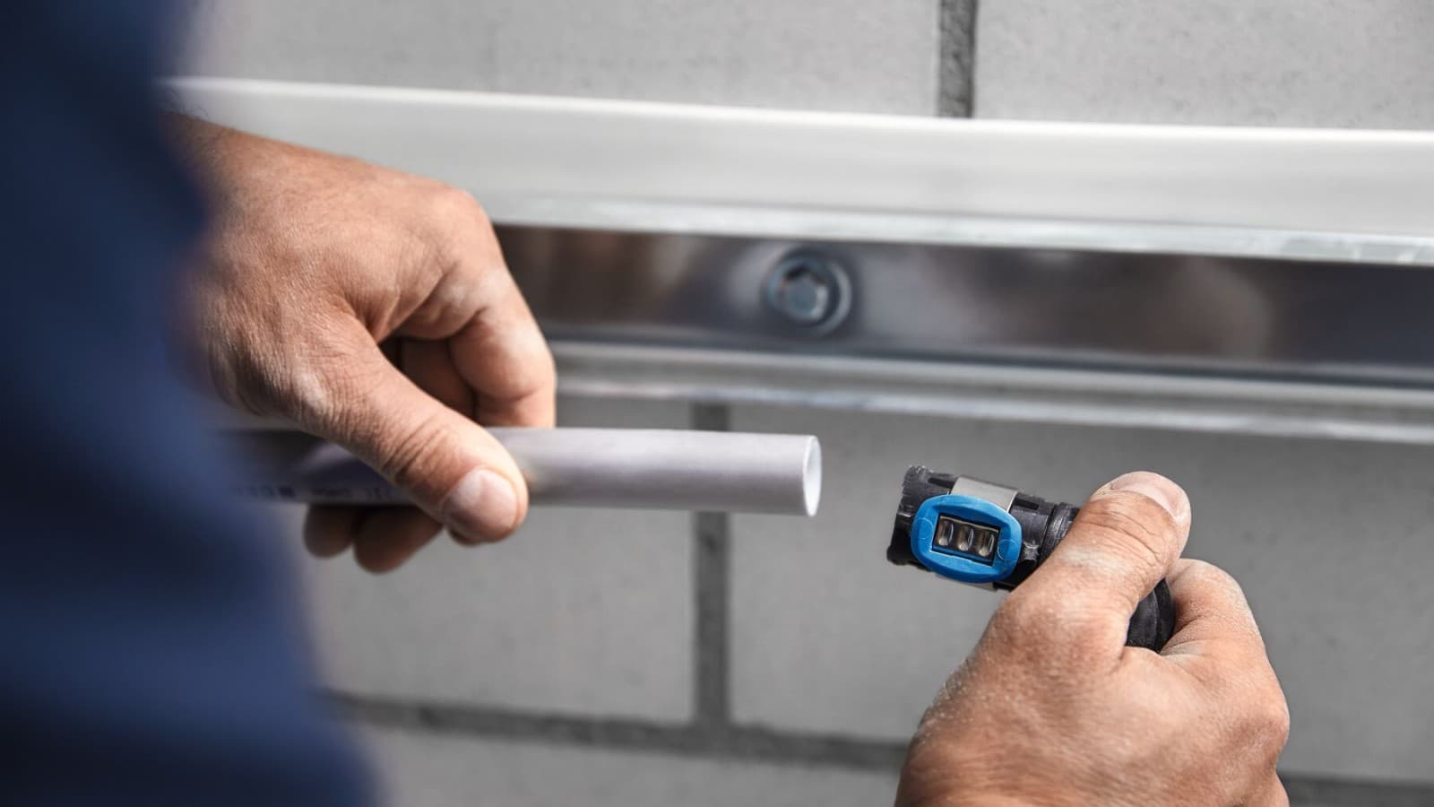 De Geberit FlowFit fitting kan direct na het op maat maken gemonteerd worden De Geberit FlowFit fitting kan direct na het op maat maken gemonteerd worden