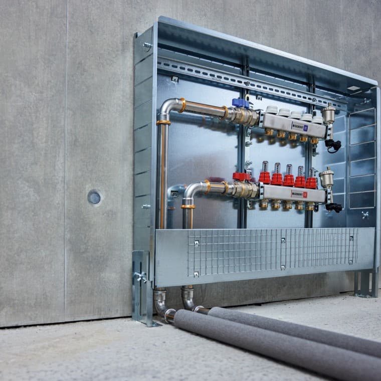In gebouwtechniek voor verwarmingsbuizen in het vloeroppervlak en voor radiatoren en verwarmingen In gebouwtechniek voor verwarmingsbuizen in het vloeroppervlak en voor radiatoren en verwarmingen