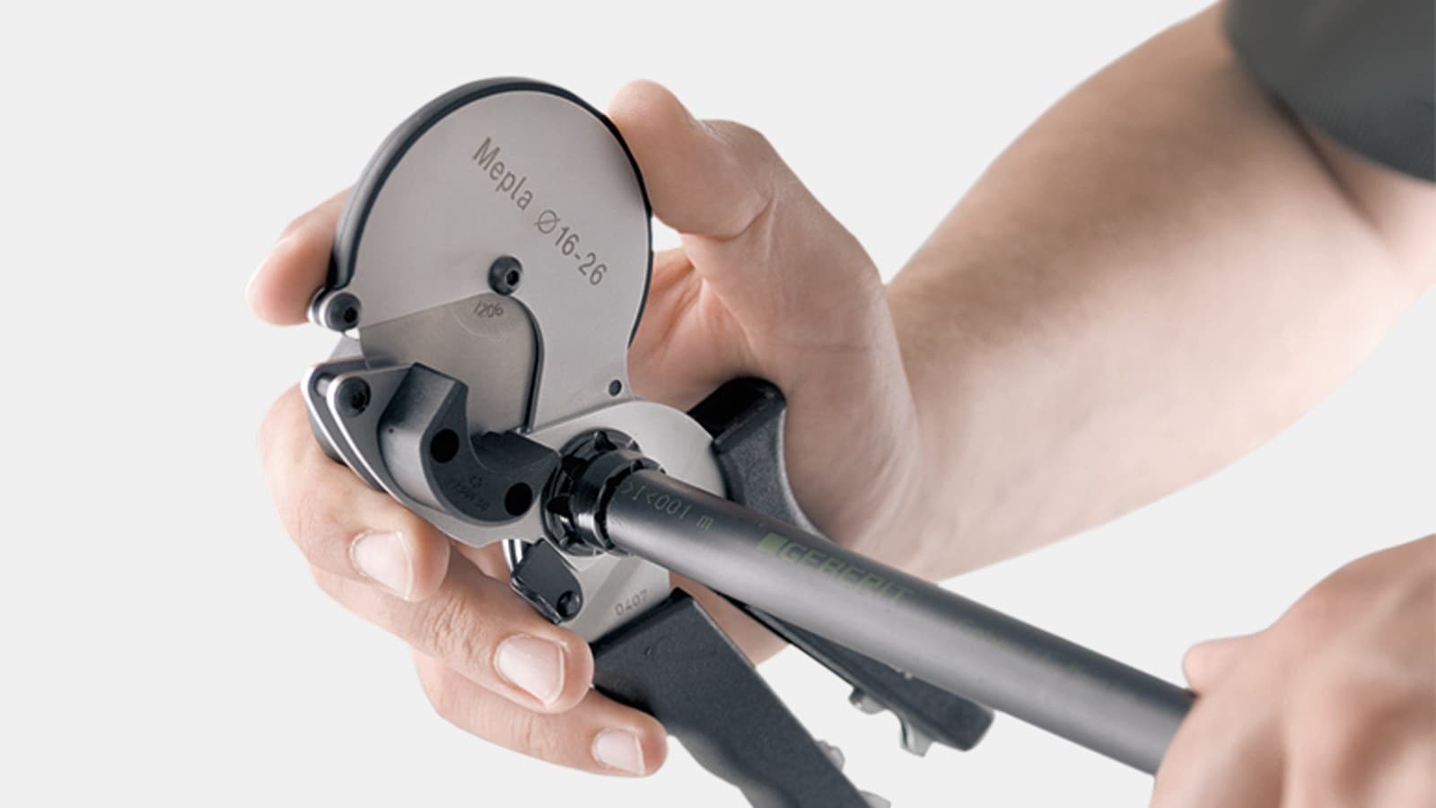 Zaag de buis op lengte en ontbraam met één gereedschap Zaag de buis op lengte en ontbraam met één gereedschap