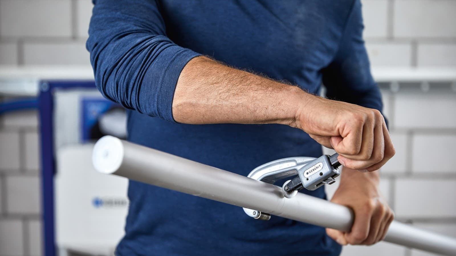 Een Geberit FlowFit systeembuis op maat snijden Een Geberit FlowFit systeembuis op maat snijden