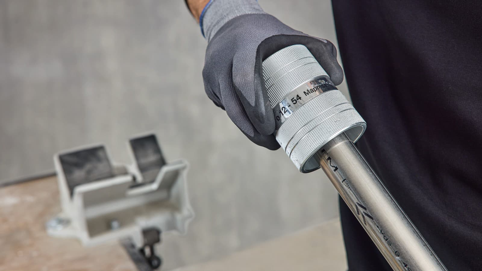 Een Geberit Mapress-systeembuis ontbramen nadat deze met een zaag op maat is gezaagd Een Geberit Mapress-systeembuis ontbramen nadat deze met een zaag op maat is gezaagd
