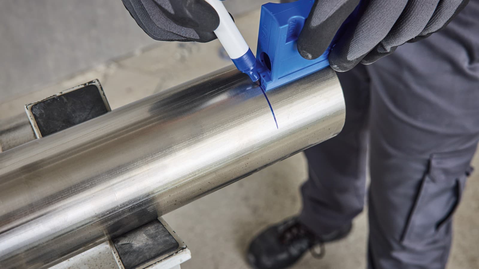 Markeren met de Geberit Mapress insteekdieptesjabloon Markeren met de Geberit Mapress insteekdieptesjabloon