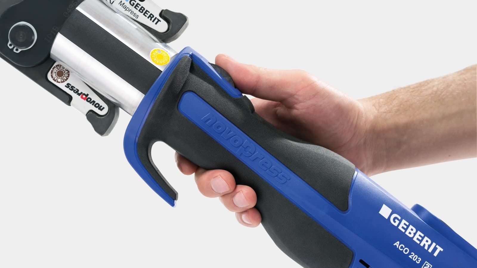 De slanke handgreep met antislipafwerking zorgt voor een veilige en ergonomische bediening. De slanke handgreep met antislipafwerking zorgt voor een veilige en ergonomische bediening.